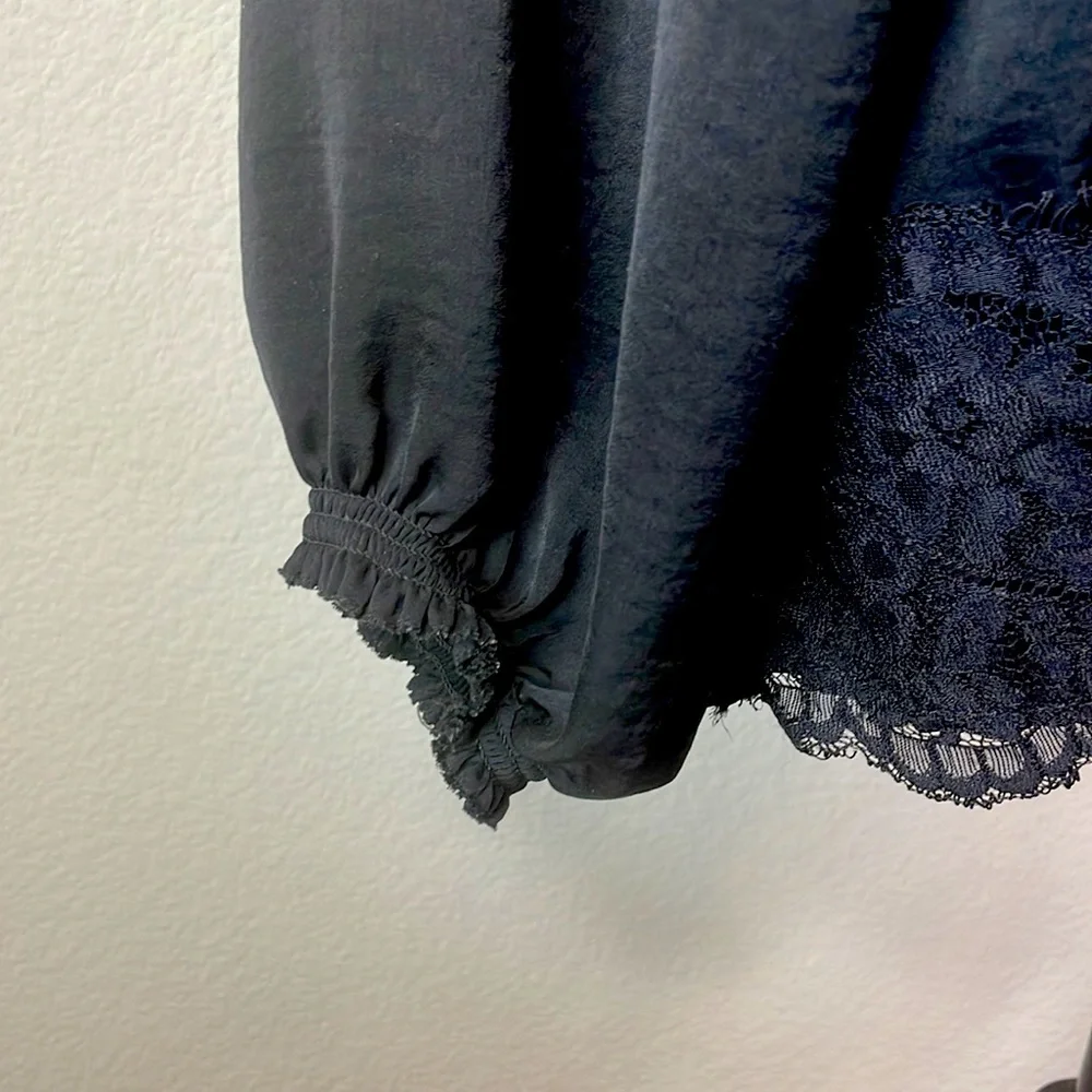 🌸Daisy Fuentes Black Hi-Lo Top Blouse w/Smock Neck and lace hem Size 1X EUC - Picture 3 of 6